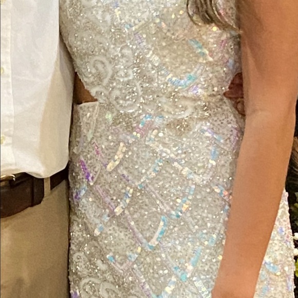 Formal dress , one time use , size 4 . Excellent condition - Picture 3 of 6